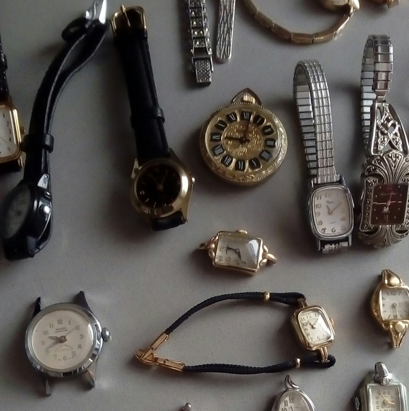 Bundle of 38 watches/AS IS - Picture 6 of 8